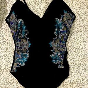 Warn once for 15 minutes! It slims & lifts. Size 12 w/ a DD bust.